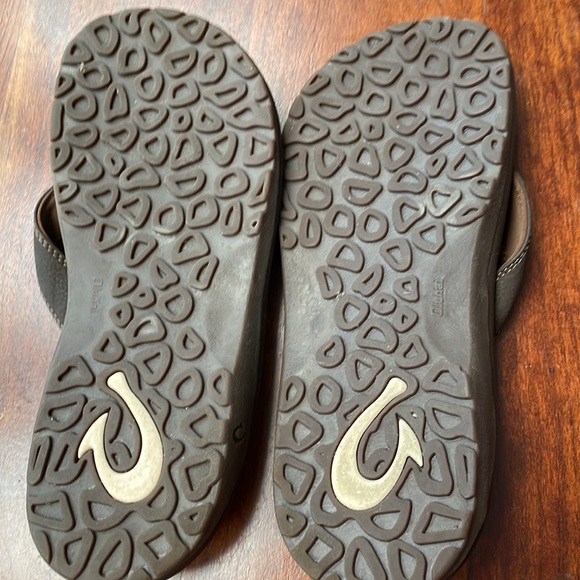 Men's OluKai flip flops.  Brown  leather.  Never worn. - Picture 5 of 7